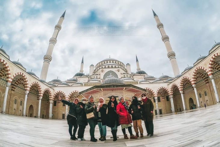 Istanbul, Turkiye - a group of people posing for a photo in front of Sultanahmet mosque