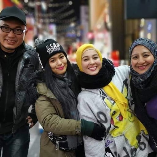 Cha Cha Maembong and Emma Maembong posing for a picture on the street in Seoul, Korea